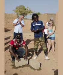 Pose de la première pierre par Souley